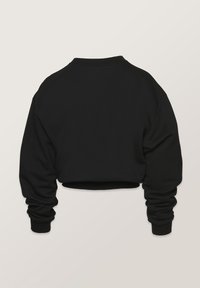 Čierny skrátený sveter s dlhými rukávmi, rebrovanými manžetami a okrúhlym výstrihom. Vyrobený z mäkkej, textúrovanej tkaniny s voľným strihom.