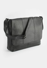 Sort læder messenger taske med en tekstureret front, justerbar skulderrem og sølvhardware; har lige sømme og en klaplukning.
