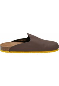 Barna valódi bőr slip-on cipő, strukturált felülettel, parafa középtalppal és élénk sárga gumitalppal. Simó, modern dizájn, rögzítők nélkül.