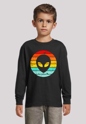 Schwarzes Langarm-T-Shirt mit einem ausgefransten Alien-Icon innerhalb eines kreisförmigen Farbverlaufs aus roten, orangefarbenen, gelben, türkisfarbenen und blauen Streifen.