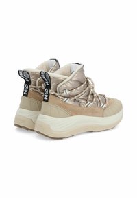 Beigefarbene gepolsterte Knöchelstiefel mit einem strukturierten Wildlederboden, gemusterten Schnürsenkeln und schwarzem Branding an der Ferse. Dicke Gummisohle für zusätzliche Unterstützung.