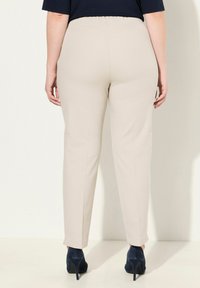 Ulla Popken PIPING DETAIL - Broek - putty