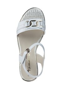 Witte sandalen met een glad leren bovenwerk, voorzien van een zilveren kettingaccent en een textuurzool. Een enkelband met een gespsluitingen maakt het ontwerp af.