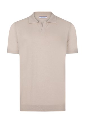Polo de manga corta beige en suave tejido de punto, con cuello y puños acanalados, que presenta un cierre de tres botones y sin patrones visibles.