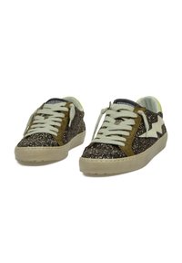 Zapatillas brillantes con parte superior de ante marrón, cordones gris claro, detalle de rayo blanco y suela de goma beige.