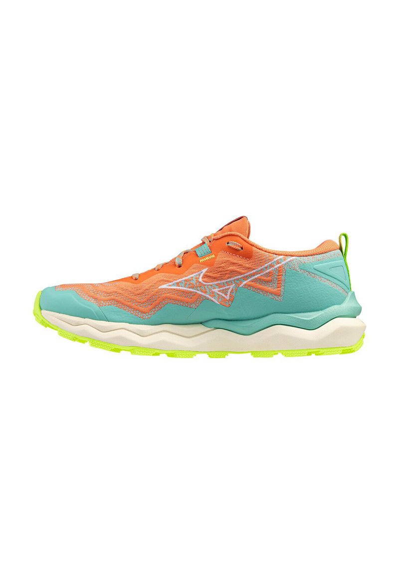 Adidași de alergare cu partea superioară din plasă portocalie, suprapunerile teal, talpa intermediară albă și talpa exterioară și tab-ul pentru călcâie de culoare galben neon.