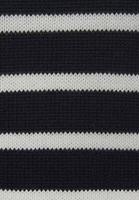 Strickstoff mit horizontalen Streifen in tiefem Marineblau und Weiß. Die Textur ist glatt mit einem feinen Webmuster.