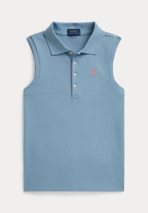 Ujjatlan, világoskék pólóing texturált anyagból, klasszikus gallérral, háromgombos gombolattal és egy kis rózsaszín hímzett logóval.