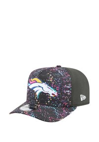Casquette noire avec un motif éclaboussé coloré, logo des Denver Broncos brodé et design à visière plate. Fabriquée à partir d'un matériau texturé.