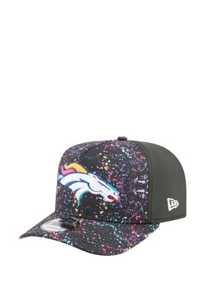 Casquette noire avec un motif éclaboussé coloré, logo des Denver Broncos brodé et design à visière plate. Fabriquée à partir d'un matériau texturé.