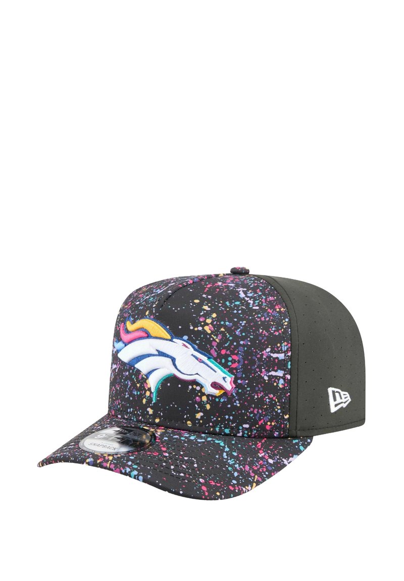 Casquette noire avec un motif éclaboussé coloré, logo des Denver Broncos brodé et design à visière plate. Fabriquée à partir d'un matériau texturé.