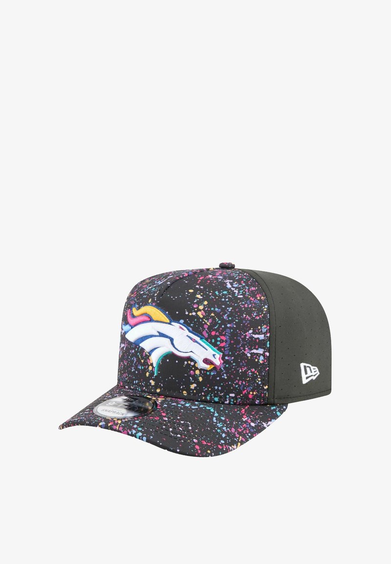 Cappellino nero con un motivo di macchie colorate, logo dei Denver Broncos ricamato e design con visiera piatta. Realizzato in un materiale testurizzato.