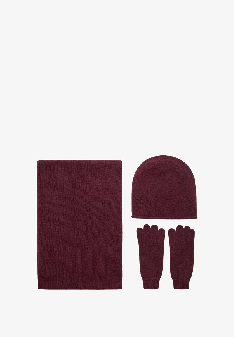 Set di accessori lavorati a maglia in color bordeaux, composto da una sciarpa rettangolare, un berretto e guanti con aperture per le dita, che mostrano una texture morbida.