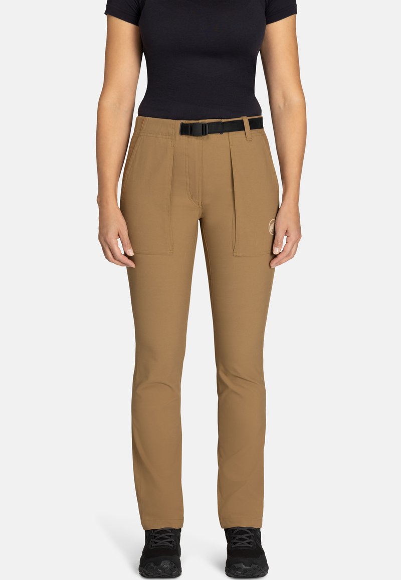 Brązowe, zwężane spodnie wykonane z miękkiego materiału z paskiem w talii, podwójnymi kieszeniami z przodu i czarnymi akcentami. Odpowiednie do aktywności na świeżym powietrzu.