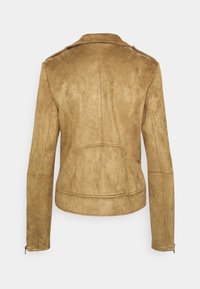 Brun mockajacka med en figurnära design, detaljerad sömnad och krage. Har lång ärmar och en slät yta. Bakvy.