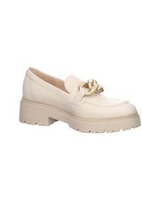 Mocassins en cuir crème avec une semelle plateforme beige épaisse, ornés d'une chaîne dorée décorative à l'avant. Texture lisse sur toute la surface.