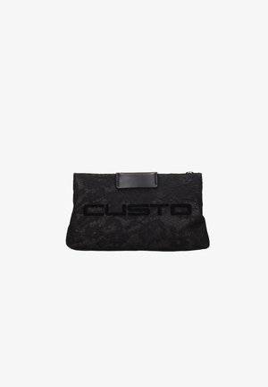 Zwarte rechthoekige clutch met florale kanten overlay en de tekst "CUSTO" aan de voorkant, met een zwarte leren sluiting.