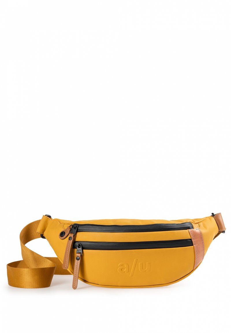 Marsupio giallo realizzato in tessuto resistente, dotato di due tasche con cerniera nere, dettagli in pelle beige e una tracolla regolabile.