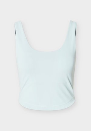 Ανοιχτό μπλε αμάνικο crop top με φαρδιές τιράντες ώμων και στρογγυλεμένο τετράγωνο λαιμό, εμφανιζόμενο σε απλό φόντο.