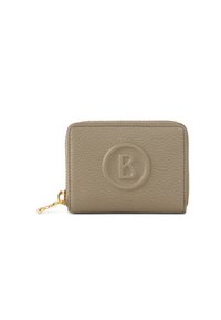 Beige Lederbörse mit strukturiertem Finish, geprägtem kreisförmigem Logo auf der Vorderseite, Reißverschluss und Details in goldfarbenem Metall.