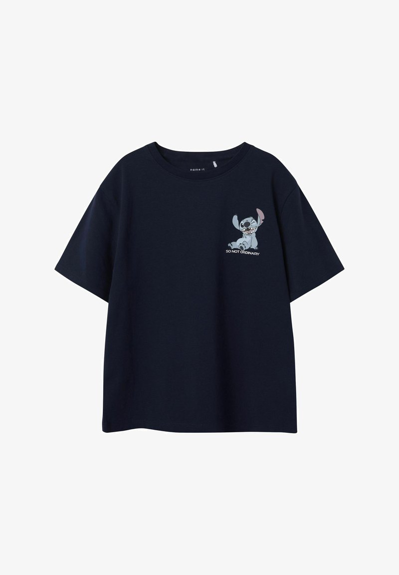 Tumši zila kokvilnas t-krekls ar īsām piedurknēm, uz kura priekšējās daļas ir attēlots multfilmu varonis un uzraksts "SO NOT ORDINARY".