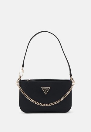 Zwarte Guess-handtas met gouden ketting en logo-plaatje, voorzien van een afneembare schouderriem en ritssluiting.