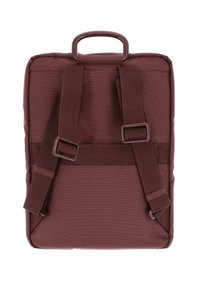Sac à dos rectangulaire bordeaux en tissu texturé, avec des bretelles réglables et une poignée supérieure robuste sur fond blanc.