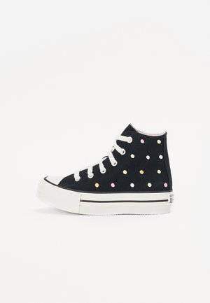 Sort høj top sneakers med hvide snørebånd og sål, dekoreret med små flerfarvede prikker på stoffets overdel.