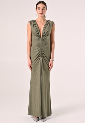 Langes, olivgrünes Kleid mit tiefem V-Ausschnitt, gerafften Details an der Vorderseite und kurzen Ärmeln, das über einen subtilen Glanz und eine figurbetonte Silhouette verfügt.