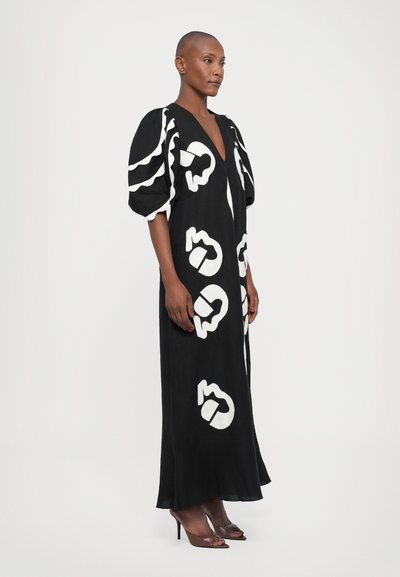 Rochie maxi neagră cu modele abstracte albe, decolteu în V adânc și mâneci bufante. Fabricată dintr-un material ușor, cu o textură netedă.