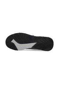 Schwarze Sneakersohle mit einem strukturierten Grip-Muster, das einen kontrastierenden hellgrauen Abschnitt mit hexagonalen Formen und einem ausgeprägten Fußgewölbe-Design aufweist.