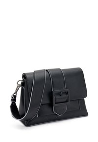 Borsa a mano in pelle nera con finitura testurizzata, caratterizzata da una grande fibbia quadrata, una chiusura a pattina e una tracolla removibile.