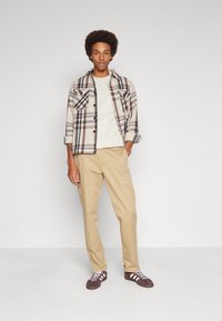 Lyle & Scott Jednoduché tričko - cove