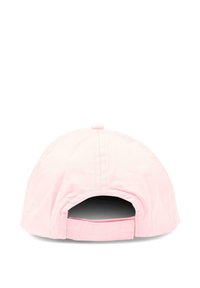 Gorra de béisbol de color rosa claro vista desde atrás, con una correa ajustable y un botón cubierto de tela en la parte superior, sobre un fondo blanco.