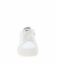 Sneaker in pelle bianca con punta arrotondata, dettagli perforati e lacci neri con marchio, suola bianca, che mostra un design casual.