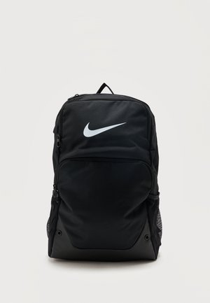 Schwarzer Nike-Rucksack mit weißem Logo, vorderer Reißverschlusstasche, seitlichen Netzfächern und Tragegriff oben vor einfachem Hintergrund.