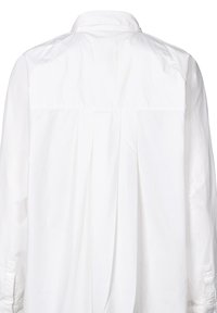 Camicia in cotone bianco con yoke posteriore e plissettature, maniche lunghe con polsini abbottonati e design del colletto classico.