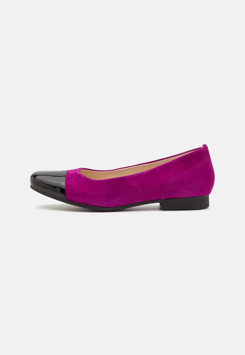 Fuchsia Wildleder Ballerinas mit schwarze Lackleder Kappe, mandelförmig, niedriger Absatz und glatter Textur. Minimalistisches Design, keine sichtbaren Beschläge.