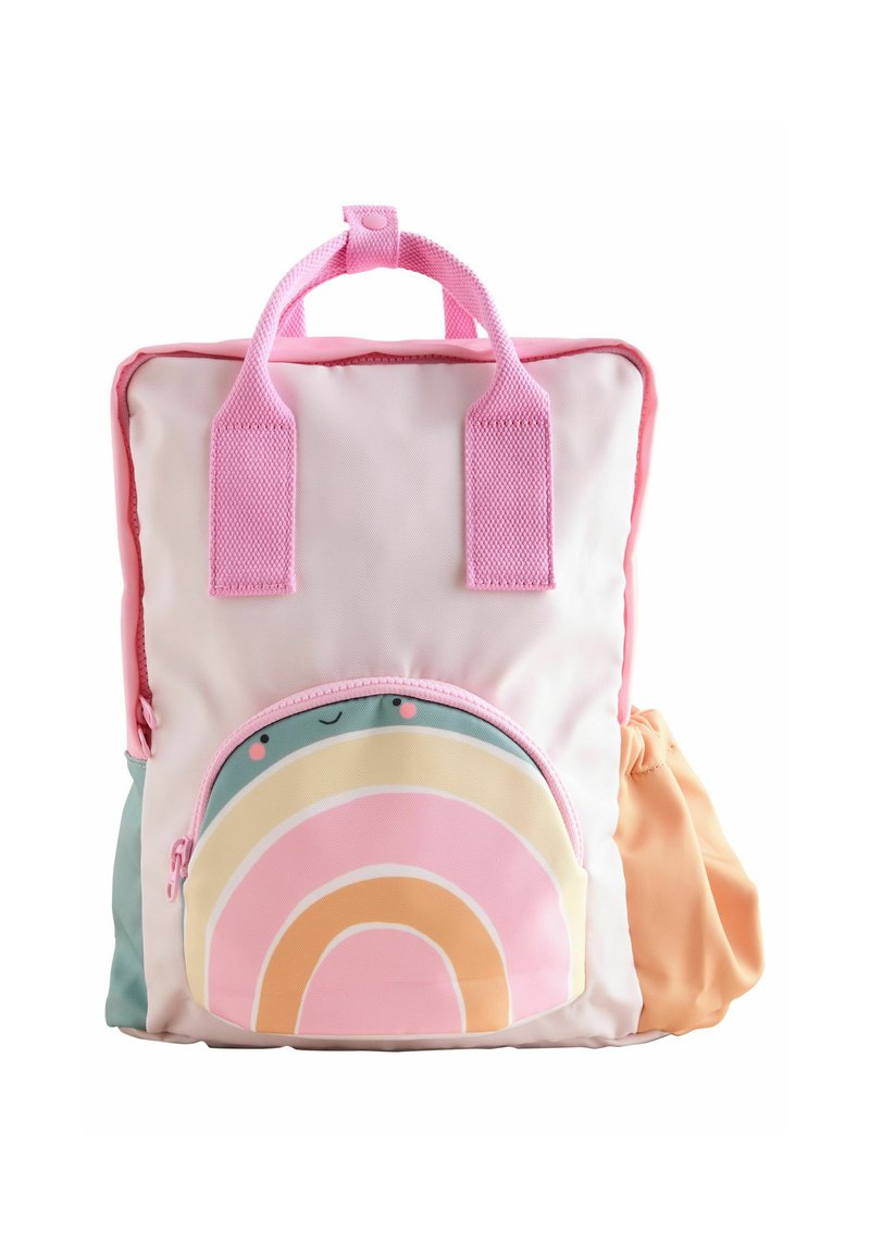 Reppu, jossa on vaaleanpunainen, valkoinen ja mintunvihreä muotoilu, jossa on sateenkaarikuosi vetoketjun etutaskussa; varustettu vaaleanpunaisilla kankaisilla kahvoilla.