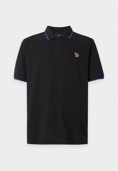 Polo noir à manches courtes avec bordure bleue sur le col et les manches, avec un petit logo zèbre multicolore sur la poitrine gauche.