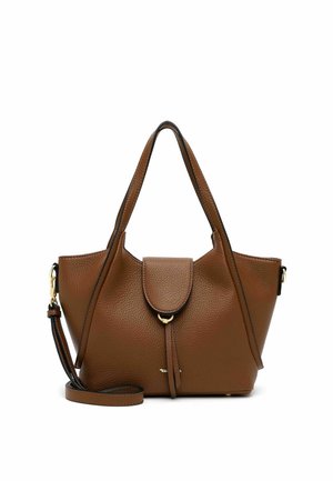 Borsa a mano in pelle marrone testurizzata con due manici, patta frontale con dettaglio nappina e tracolla removibile su sfondo bianco.