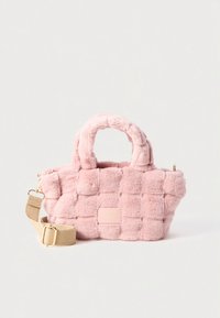 Vaaleanpunainen tekoturkislaukku, jossa tikattu kuvio, kaksinkertaiset kahvat ja irrotettava beige olkahihna lukolla.