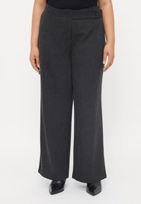 Weite Hose aus dunkelgrauem Stoff, mit glatter Textur, Frontfalten und einem seitlichen Knopfdetail am Bund.