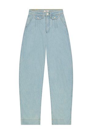 Lichtblauwe high waist jeans met geplooide voorkant, knoopsluiting, twee klepzakken met knopen en taps toelopende pijpen.