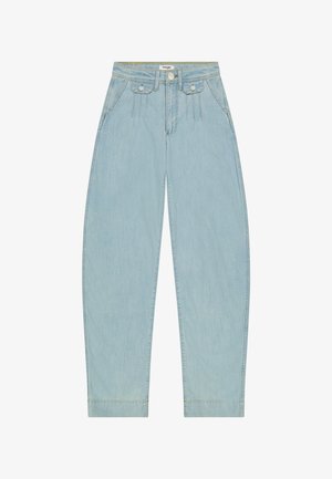 Hellblaue, hoch taillierte Jeans mit plissiertem Vorderteil, Knopfverschluss, zwei Klappentaschen mit Knöpfen und zulaufenden Beinen.