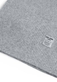 Bufanda gris de punto con textura acanalada, que cuenta con una etiqueta cosida que dice "PEPE JEANS LONDON". Material de lana suave.