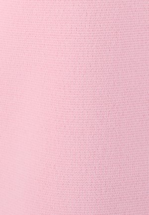 Zacht roze gebreide stof met een fijne, egale textuur en een klein, consistent steekpatroon.