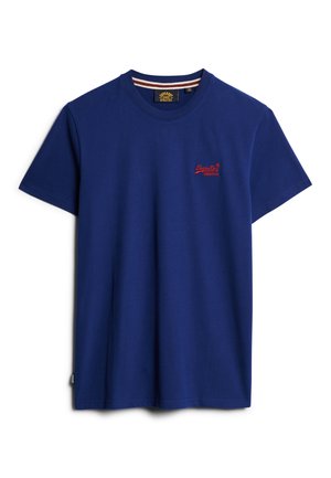 T-shirt in cotone blu navy con collo girocollo, maniche corte e un logo ricamato rosso sul petto. Presenta un orlo cucito e un'etichetta laterale.