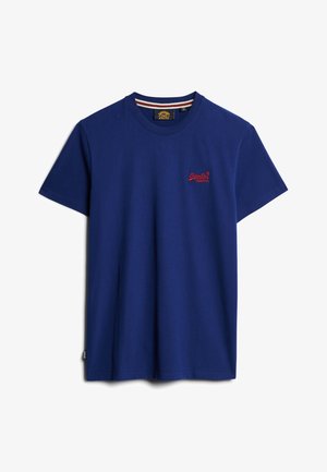 T-shirt in cotone blu navy con collo girocollo, maniche corte e un logo ricamato rosso sul petto. Presenta un orlo cucito e un'etichetta laterale.
