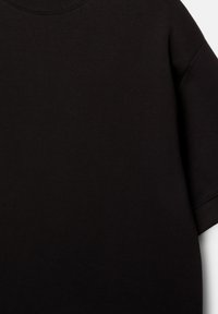 Hanorac scurt negru cu mâneci scurte și guler rotund cu textură ribbed. Material textil moale, design minimalist fără grafice sau modele.